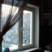 Пластиковое окно на кухне. Открывающуюся створку надо было делать с другой стороны