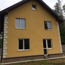 Стандартный балконный блок в доме как выход во внутренний двор