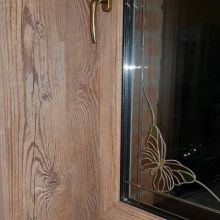 Прекрасное сочетание ламинированных откосов и художественного витража