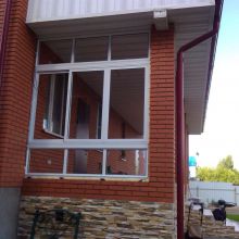 Большие окна на террасе с глухими створками внизу и вверху и открывающимися в середине Большие окна на террасе с глухими створками внизу и вверху и открывающимися в середине