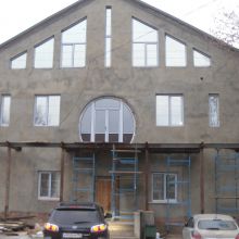 Балконная дверь в круглом проеме в коттедже