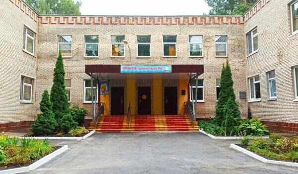 Окна для детского садика с замками безопасности
